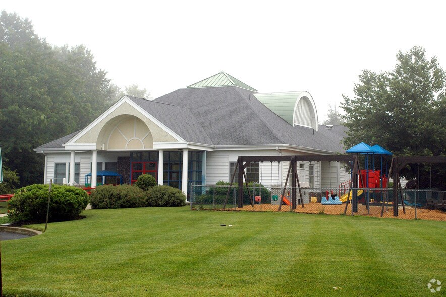 More Photos Of 101 Floral Vale Blvd, Yardley Bank For Lease