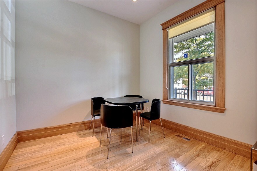 More Photos Of 510-512 Décarie Boul, Saint-Laurent Loft Creative Space For Sale