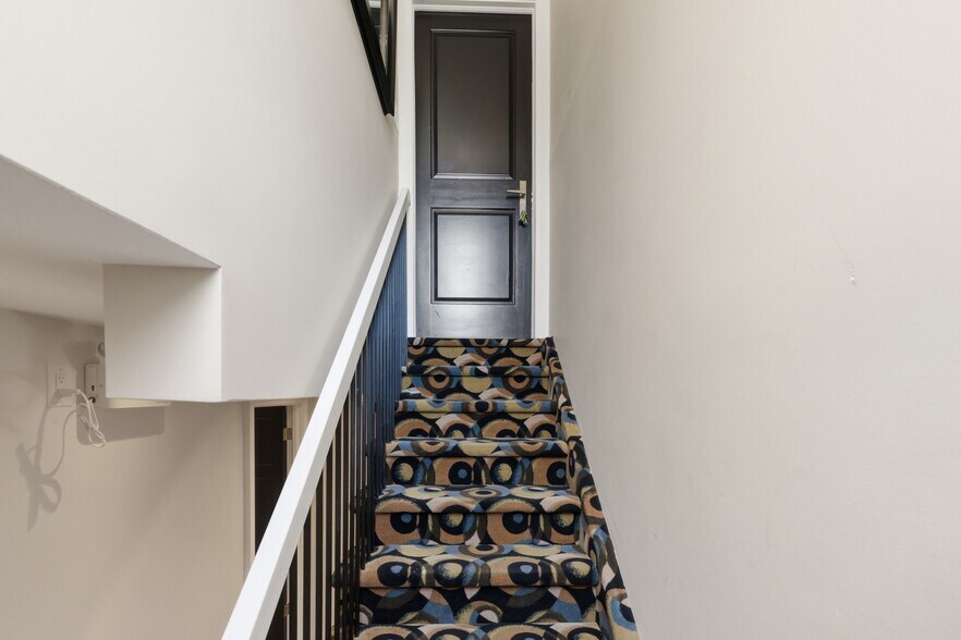 More Photos Of 58 King St W, Hamilton Office For Sale