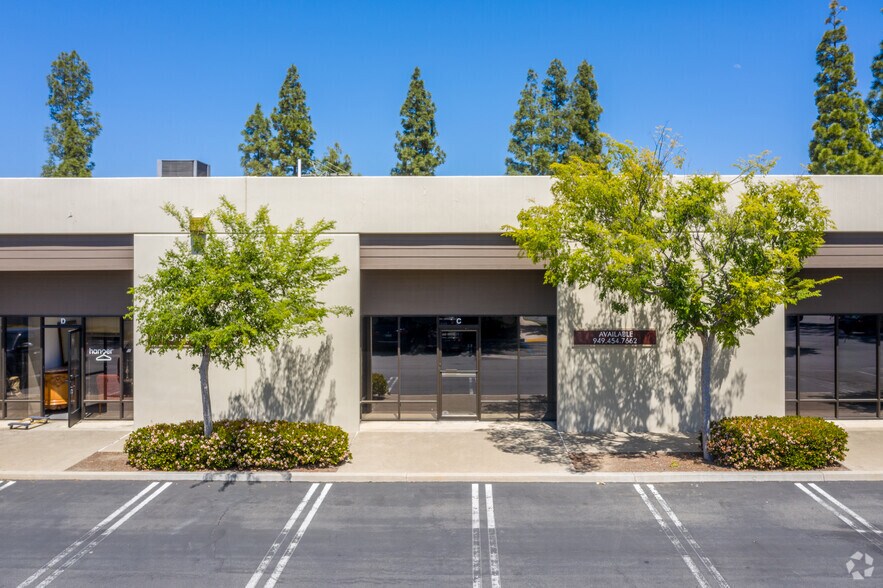 More Photos Of 23501 Ridge Route Dr, Laguna Hills Showroom For Lease