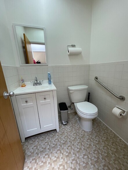 More Photos Of 2981 Solomons Island Rd, Edgewater Office Residential For Lease