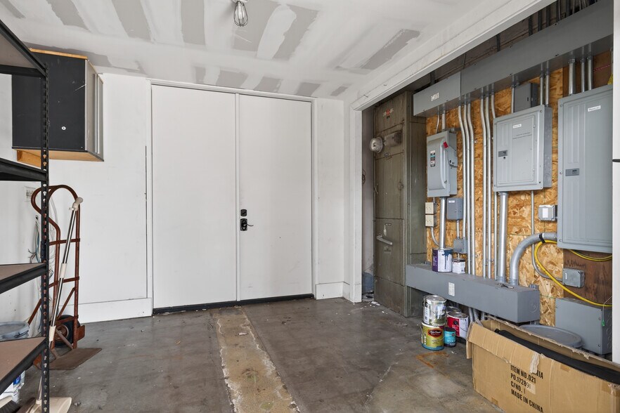 More Photos Of 1895 E Main St, Ventura General Retail For Sale