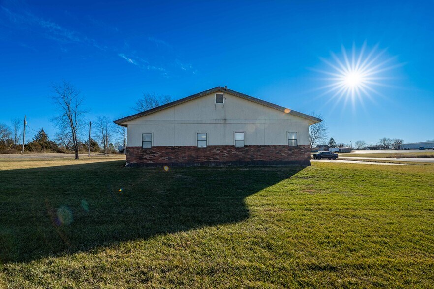 More Photos Of 604 Industrial Park Dr, Eldon Office For Sale