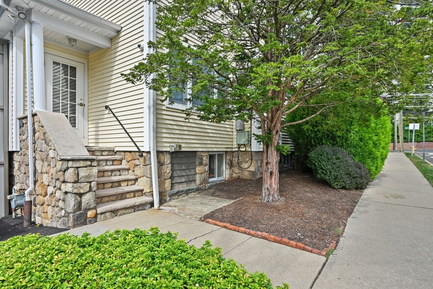 More Photos Of 1458 Bedford St, Stamford Office For Lease