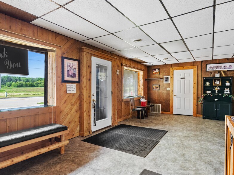 More Photos Of 4326 Michigan Ave, Manitowoc Freestanding For Sale