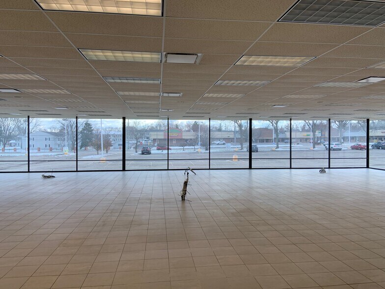 More Photos Of 35200 Grand River Ave, Farmington Hills General Retail For Sale