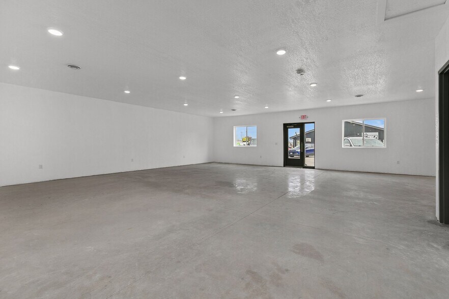More Photos Of 1186 N Shawano St, New London General Retail For Lease