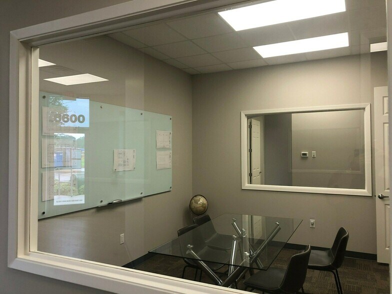 More Photos Of 2517 N Frazier St, Conroe Office For Sale