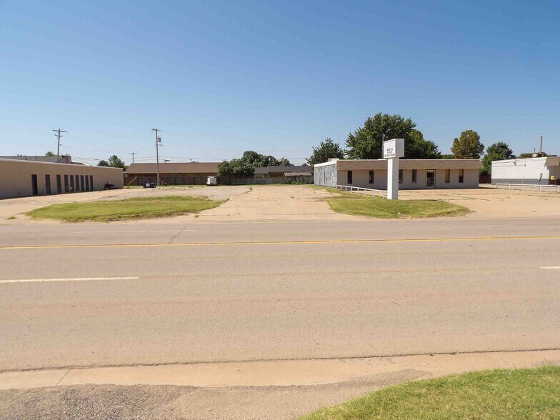 More Photos Of 400 E Jack Choate Ave, Hennessey Office For Sale