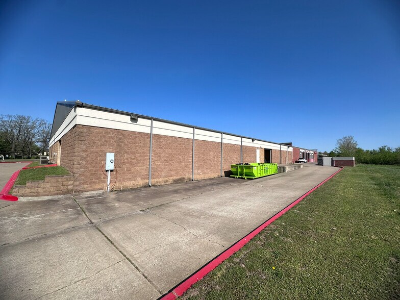 More Photos Of 2903 SE J St, Bentonville Showroom For Sale