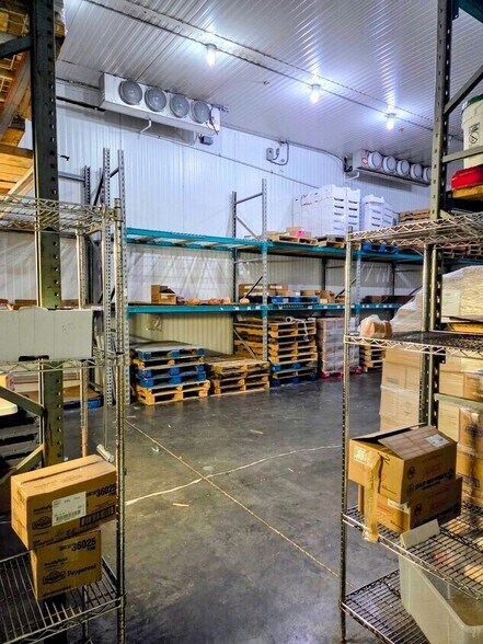 More Photos Of 7810 Kingspointe Pky, Orlando Warehouse For Lease