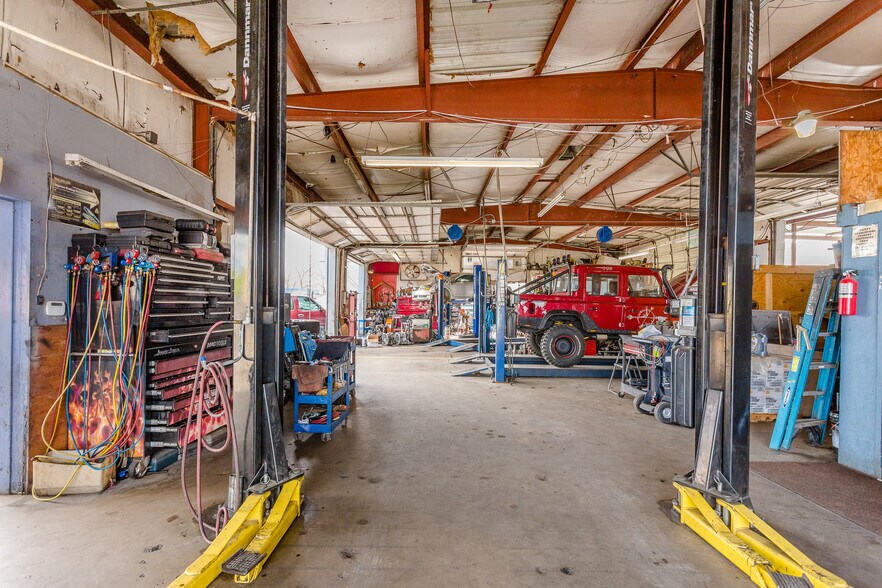 More Photos Of 8921 Daffodil Ave, Houston Auto Repair For Lease