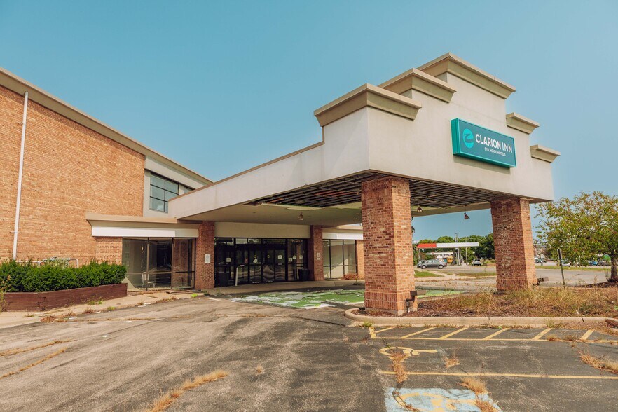 More Photos Of 6331 S 13th St, Milwaukee Hotel For Sale