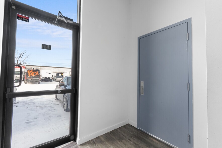 More Photos Of 609-649 Montée De Liesse, Saint-Laurent Warehouse For Sale