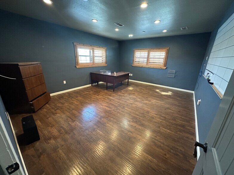 More Photos Of 903 W Industrial Ave, Midland Warehouse For Lease