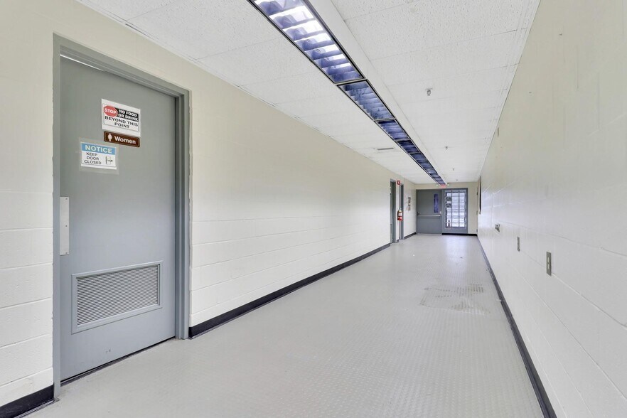 More Photos Of 40 Commercial Ave, Middletown Warehouse For Lease