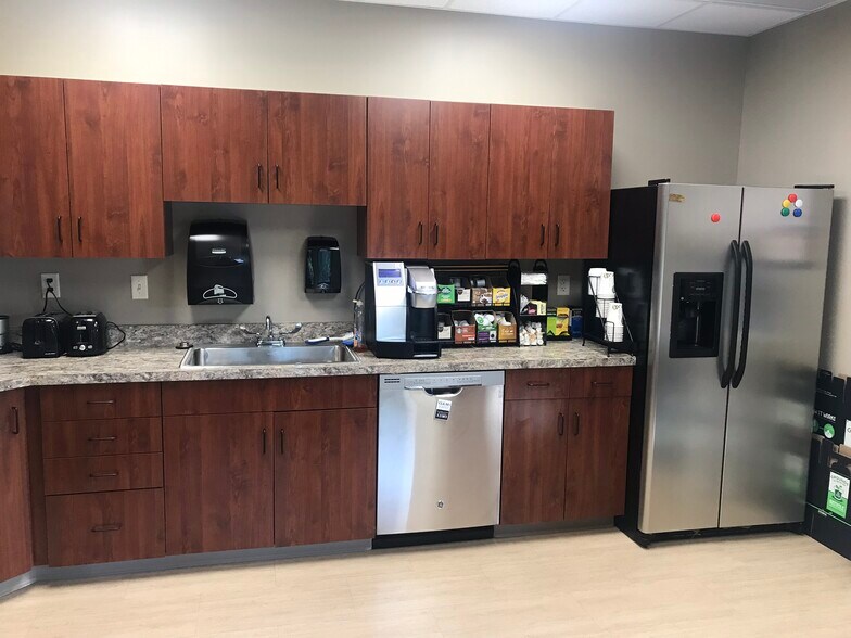 More Photos Of 121 Saint Andrews Ct, Mankato Medical For Lease