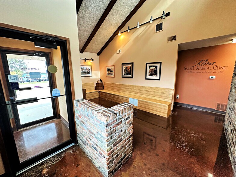 More Photos Of 1210 Southtown Dr, Waterloo Office For Sale