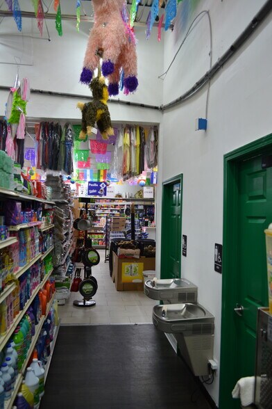 More Photos Of 4186 University Blvd, Jacksonville Convenience Store For Sale