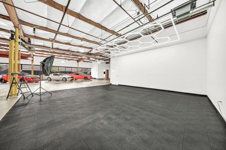 More Photos Of 14505 N Hayden Rd, Scottsdale Light Distribution For Lease