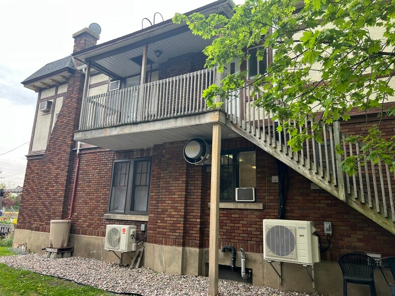 More Photos Of 17 Av De La Baie-De-Valois, Pointe-claire Loft Creative Space For Lease