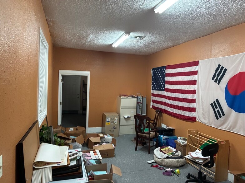 More Photos Of 5745 Pershing Ave, Orlando Veterinarian Kennel For Sale