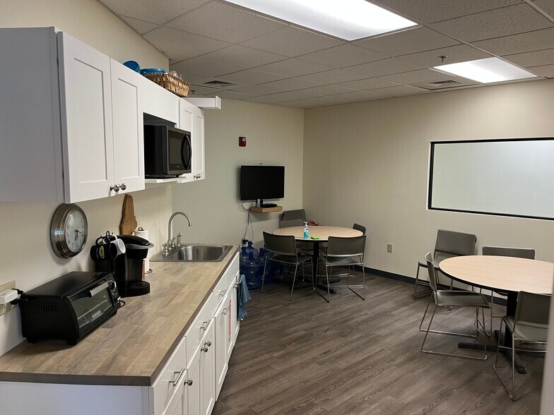 More Photos Of 51 Webb Pl, Dover Office For Sale