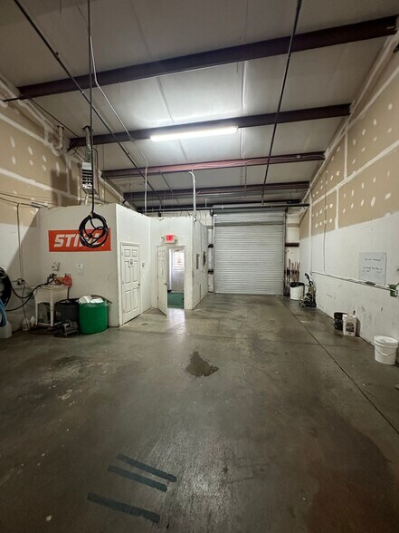 More Photos Of 771 Shallowford Rd, Marietta Flex For Lease