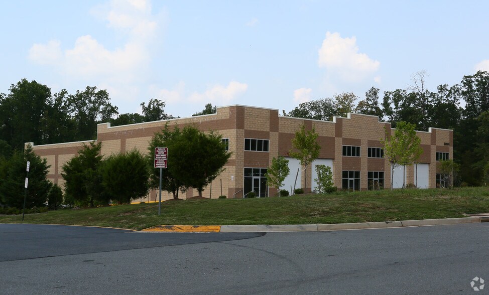 More Photos Of 23551 Pebble Run Pl, Dulles Town Center Showroom For Lease