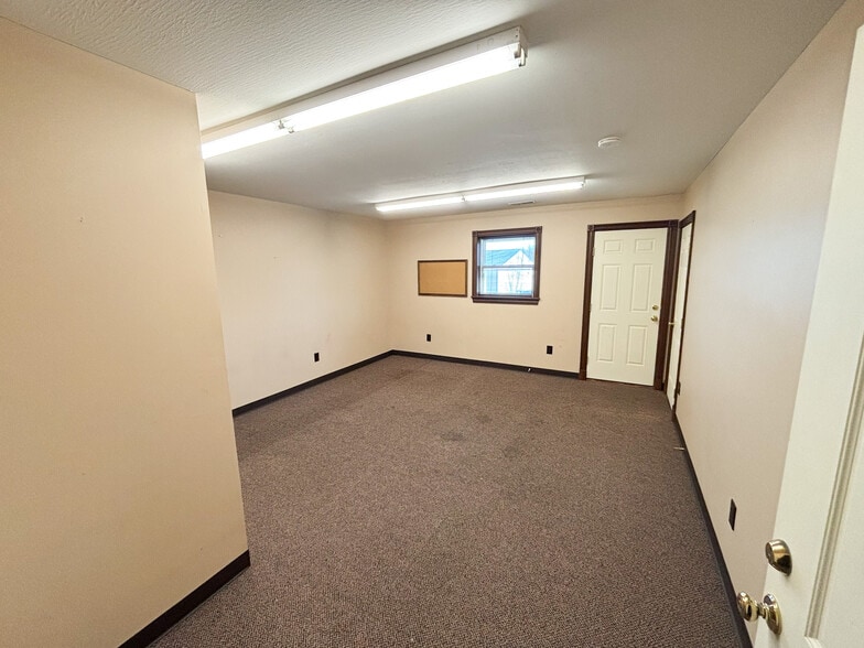 More Photos Of 2012 N Michael Ln, Nixa Warehouse For Sale