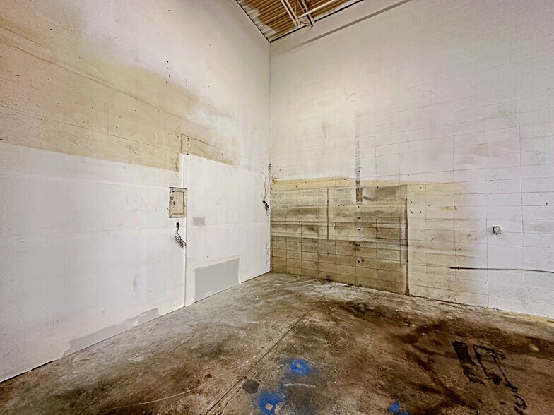 More Photos Of 8127 Fraser Av, Fort McMurray Service For Lease