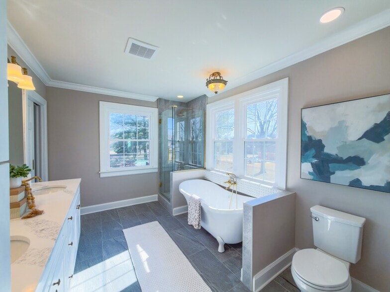 More Photos Of 621 E College St, Pulaski Hotel For Sale
