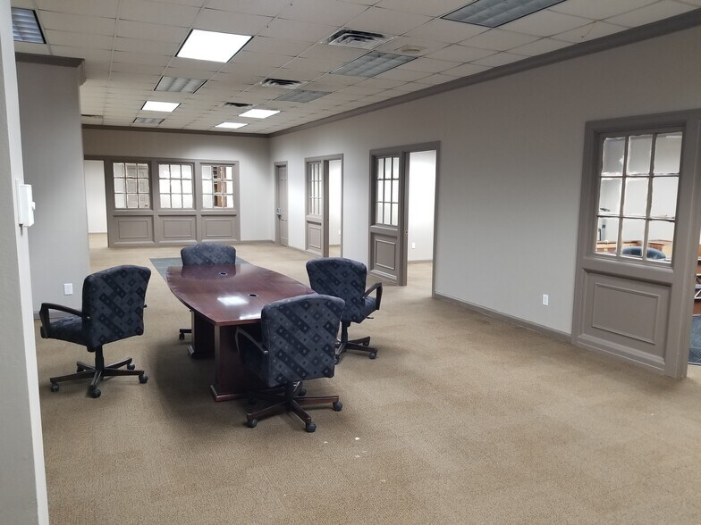 More Photos Of 49 Public Sq, Shelbyville Office For Sale
