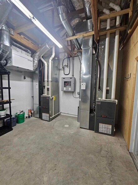 More Photos Of 170 W Circle Dr, Saint Charles Manufacturing For Sale