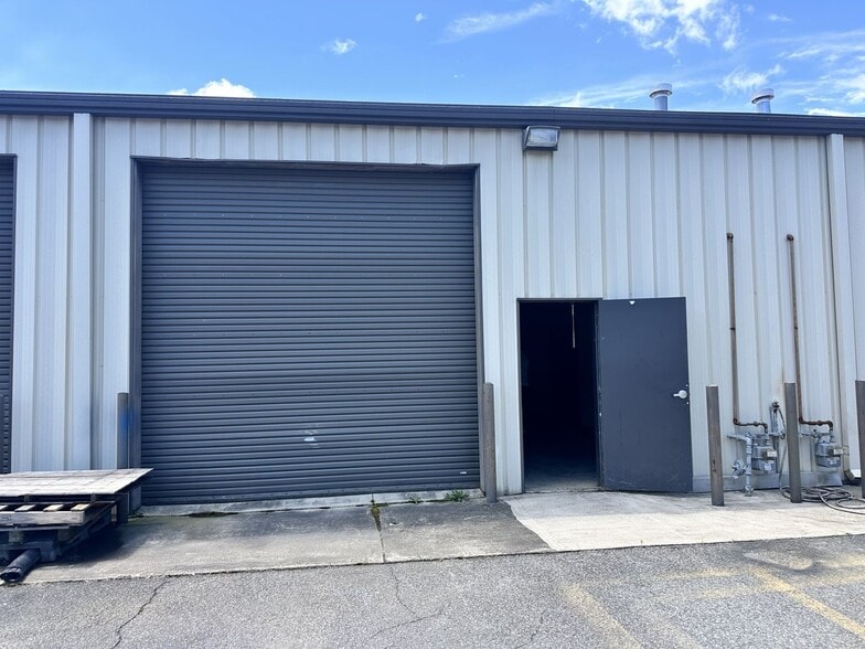 More Photos Of 6020 Parkway North Dr, Cumming Light Distribution For Lease