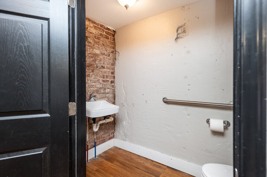 More Photos Of 108 E Public Sq, Laurens Storefront Retail Residential For Sale