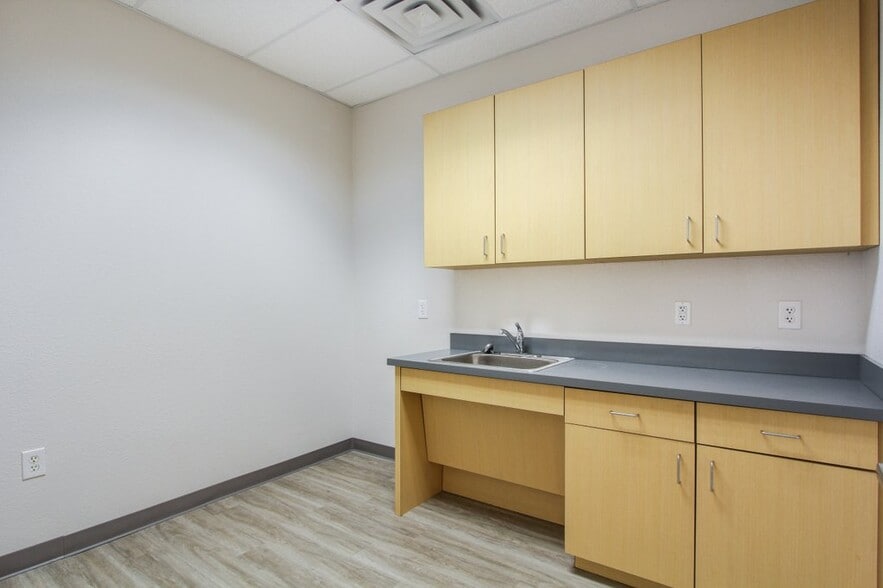 More Photos Of 1921 Corporate Dr, San Marcos Office For Lease