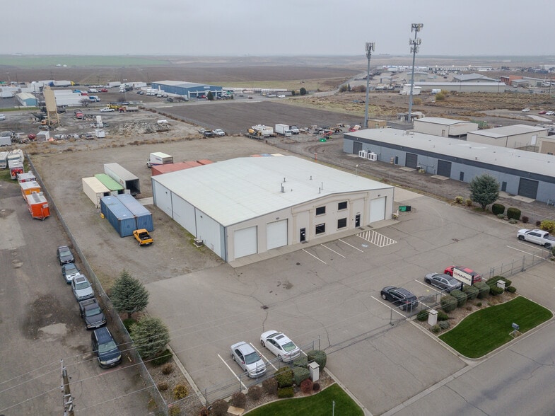 More Photos Of 2525 N Commercial Ave, Pasco Warehouse For Lease