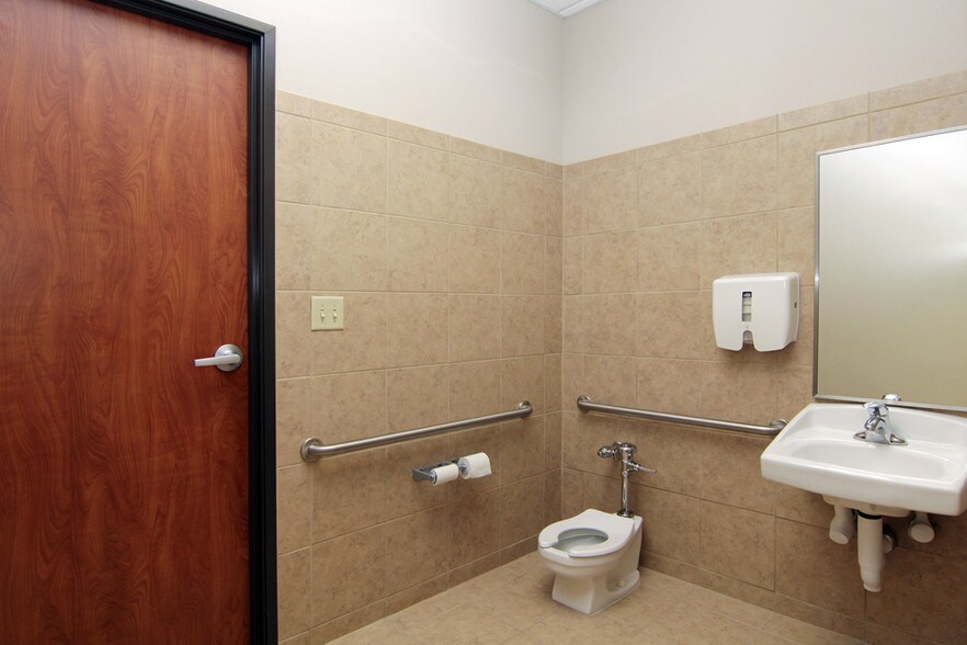 More Photos Of 8955 South Fwy, Houston Schools For Lease