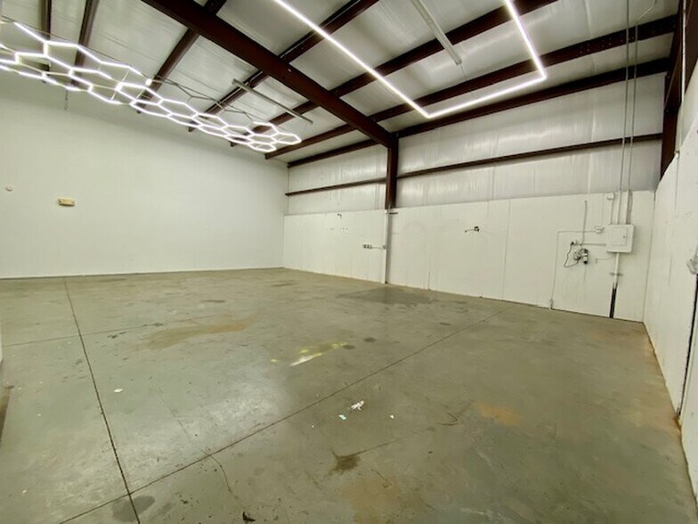 More Photos Of 4120 Metro Dr, Shreveport Warehouse For Lease