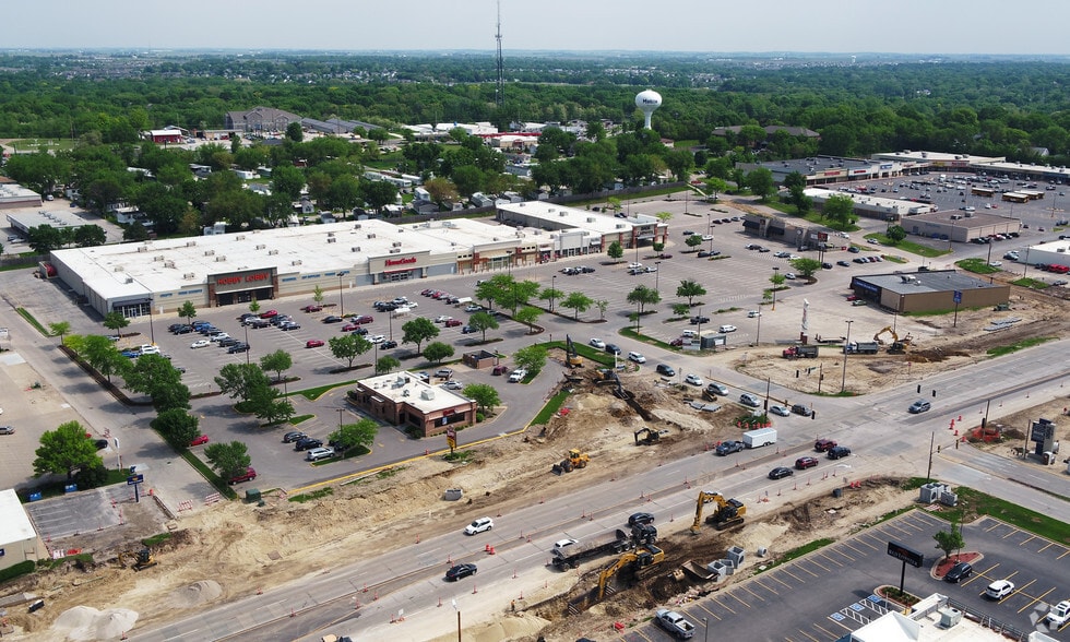 More Photos Of 166-180 Collins Rd NE, Cedar Rapids Unknown For Lease