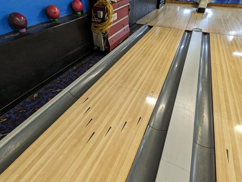 Primary Photo Of 124 W Boston St, Brookfield Bowling Alley For Sale