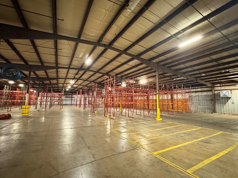 More Photos Of 32 Marquette Ave, Oglesby Warehouse For Lease