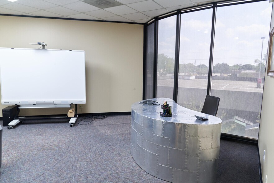 More Photos Of 6100 Corporate Dr, Houston Medical For Sale
