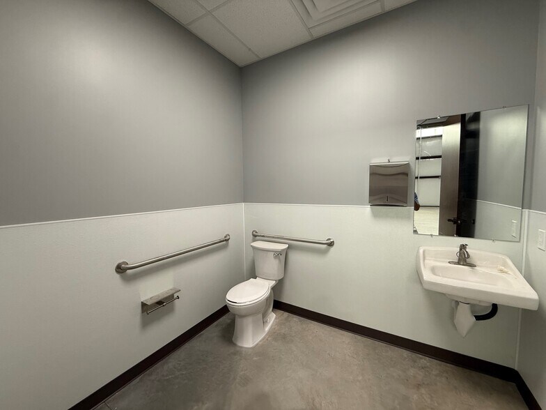 More Photos Of 16217 North Fwy, Houston Unknown For Lease