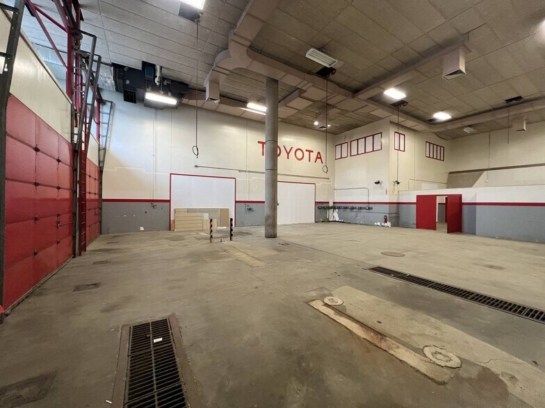 More Photos Of 275 Portsmouth Ave, Stratham Light Manufacturing For Sale