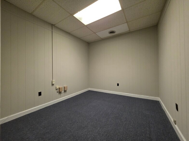 More Photos Of 404 St Andrews Dr, Greenville Office For Lease