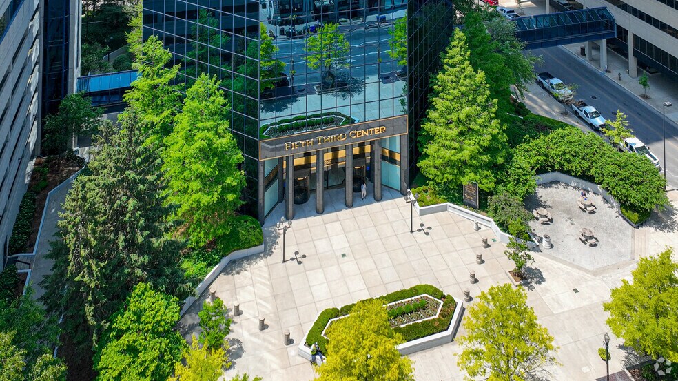 More Photos Of 250 W Main St, Lexington Office For Lease