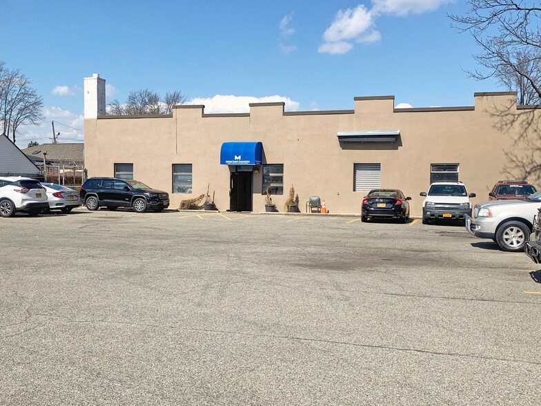 Primary Photo Of 393 Jericho Tpke, Mineola Warehouse For Lease