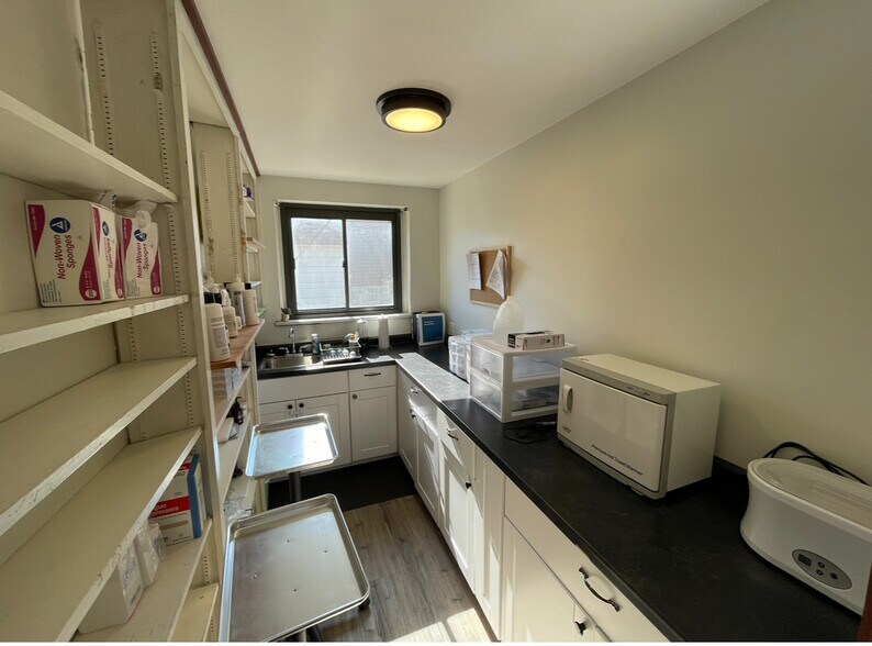 More Photos Of 116 W 19th St, Falls City Showroom For Sale